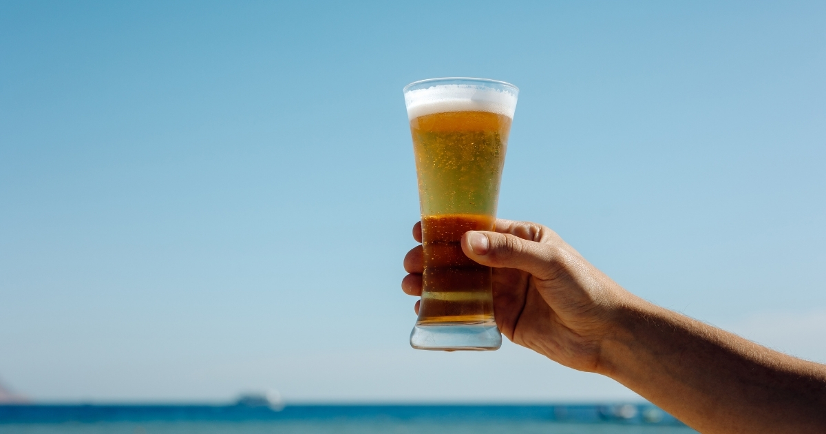 CERVEZA EN LA PLAYA.jpg